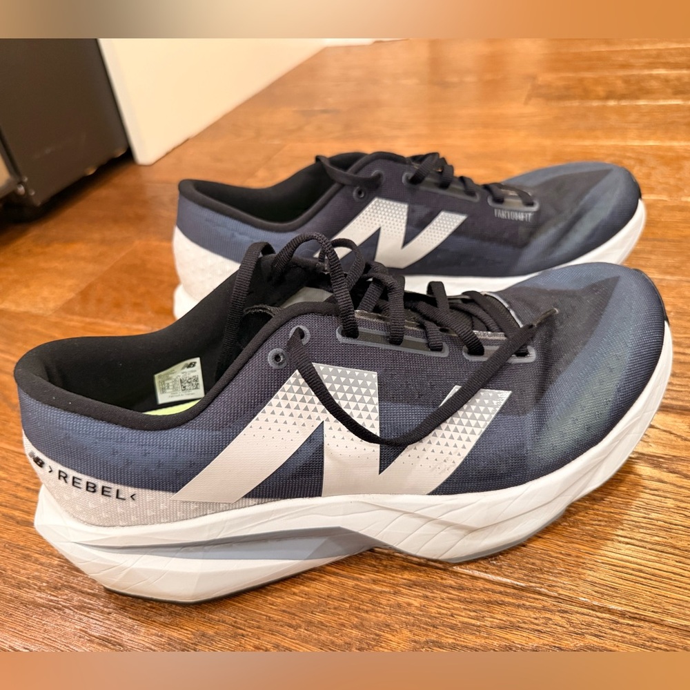 New Balance Men's Navy and White Fuel Cell v4